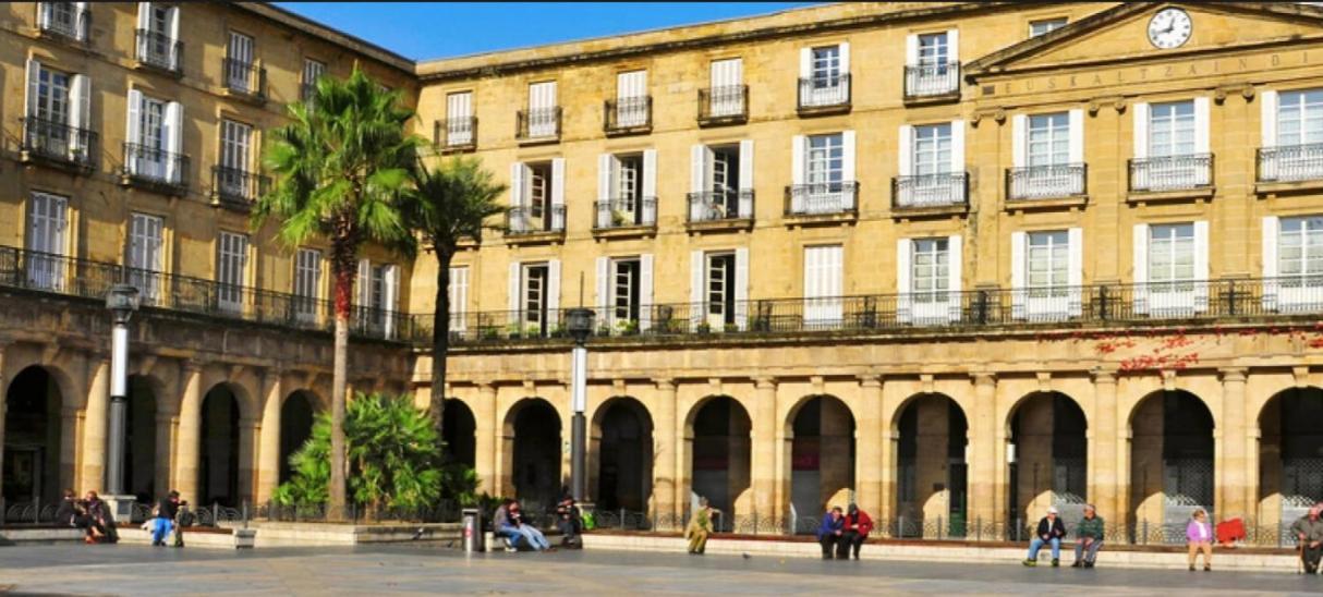 A 5 Minutos Andando Del Casco Viejo, Ayuntamiento, Plaza Circular Y Gran Via De Bilbao Y Proximo A Las 2 Lineas De Metro Bagian luar foto