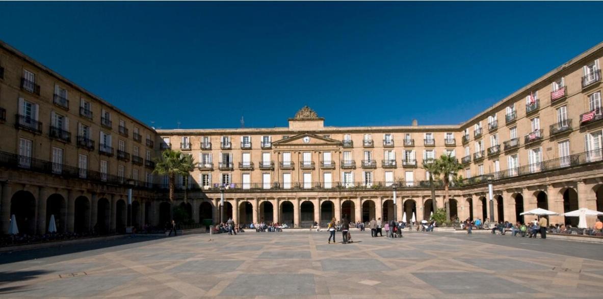 A 5 Minutos Andando Del Casco Viejo, Ayuntamiento, Plaza Circular Y Gran Via De Bilbao Y Proximo A Las 2 Lineas De Metro Bagian luar foto